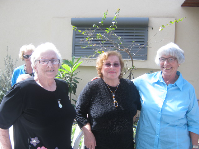 De drie zussen Margalit (Greetje), Tirza (Carla) en Sonja, 2011